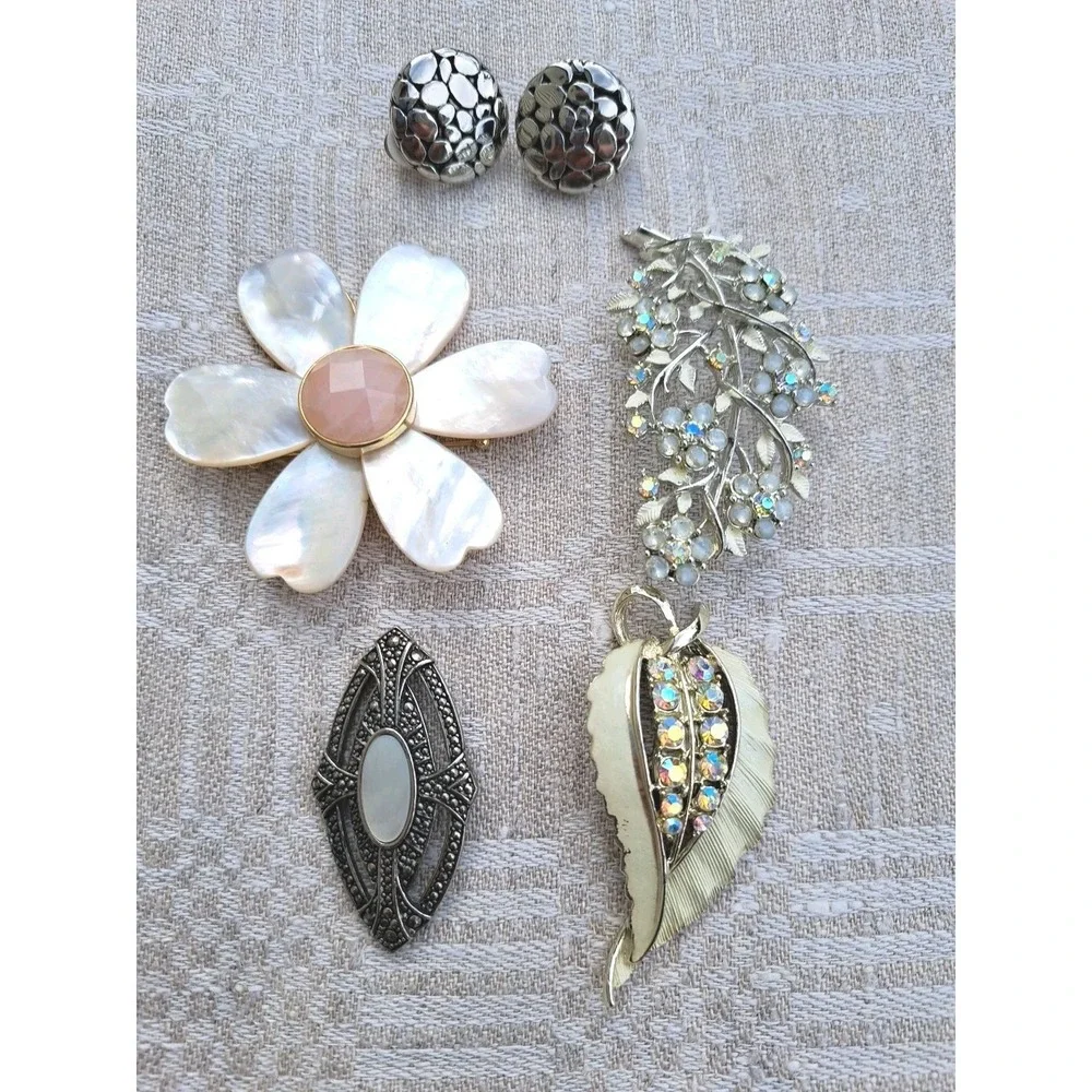 Women's Set Of 4 Brooches 1 Clip On Earring Rhinestone Mother Of Pearl Unmarked